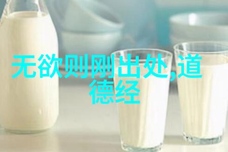 双人床上享受扑克夜晚的温馨时光情侣游戏夜